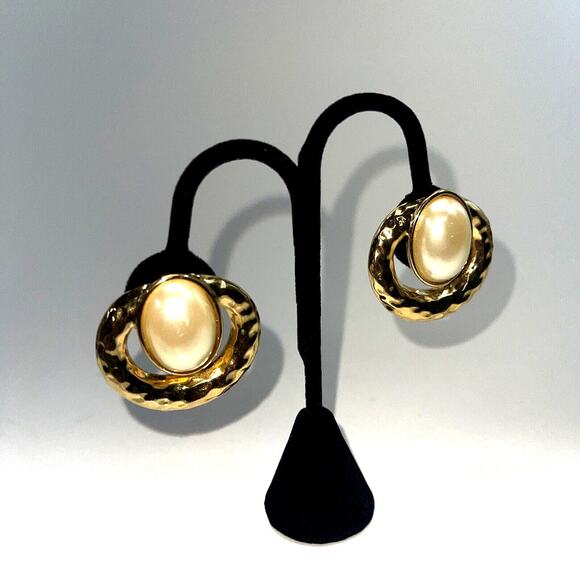 Vintage Earrings Clip On Hammered Heavy Gold Tone Faux Pearl Cabochon B#18 - Picture 4 of 8